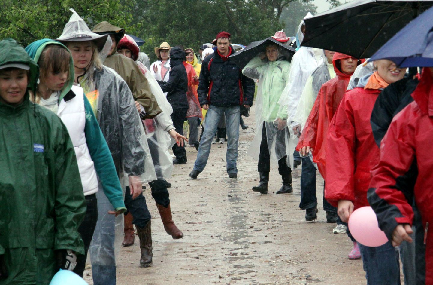 Kahekordses rivis tantsis vihma trotsides 1130 inimest.