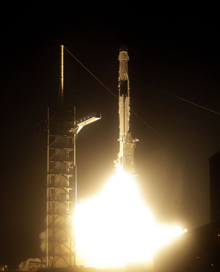 Crew Dragon kosmoselaeva viis kosmosesse SpaceX Falcon 9 rakett