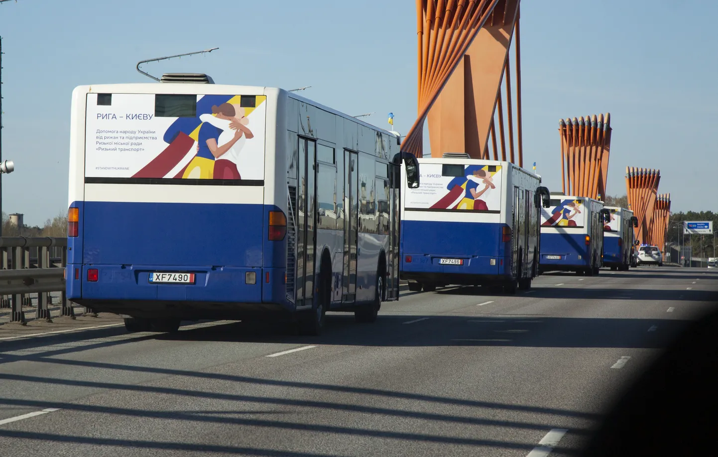 SIA "Rīgas satiksme" dāvinātie autobusi, kas piepildīti ar Rīgas iedzīvotāju sarūpētu humāno palīdzību ceļā uz Kijivu.