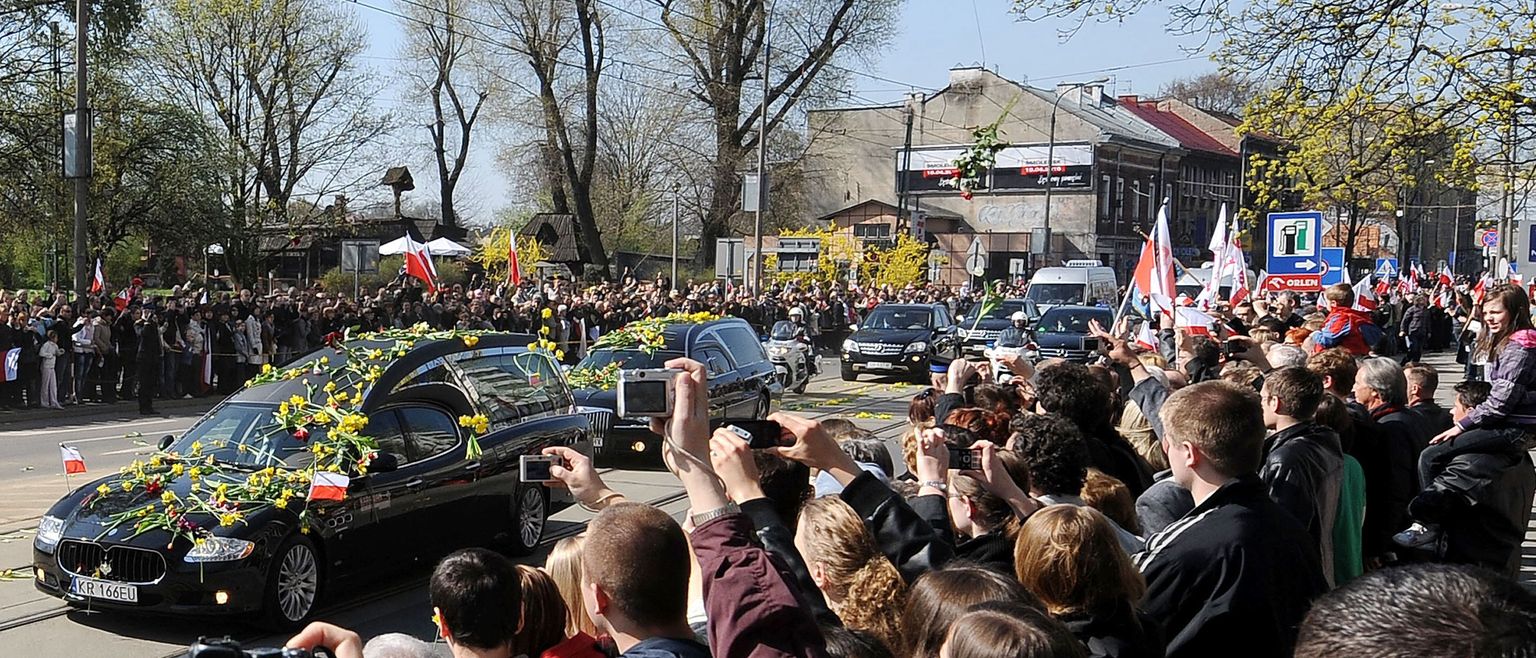 Paljud Krakowisse matuserongi vaatama tulnud inimesed püüdsid pildistada üles presidendi viimast teekonda.