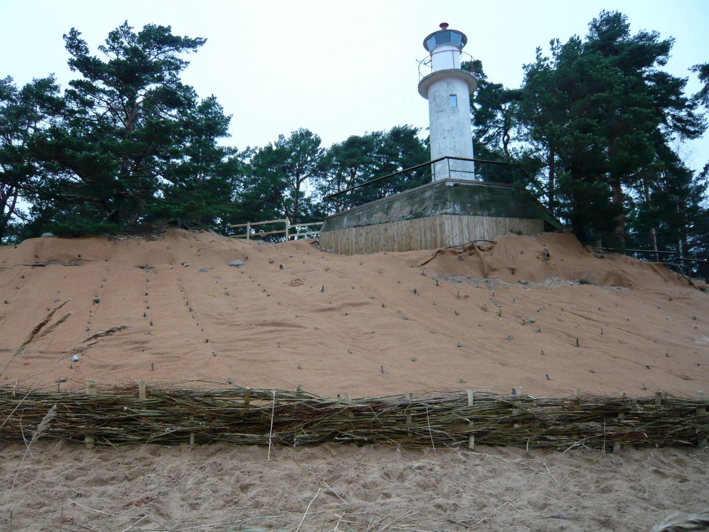 Сооруженное в 2008 году укрепление дюны к настоящему времени разрушилось, и снос песка снова представляет угрозу устойчивости маяка.