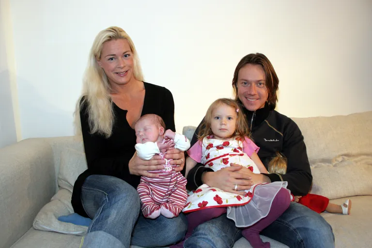 Malena Ernman ja Svante Thunberg koos tütarde Beata ja Gretaga 2005. aastal.