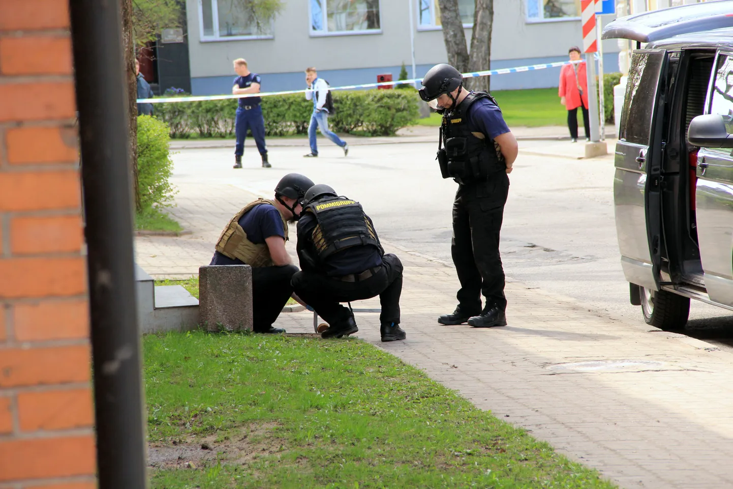 Pommigrupi mehed käisid arvatava lõhkekehaga ümber hellalt, kuid kindlalt.