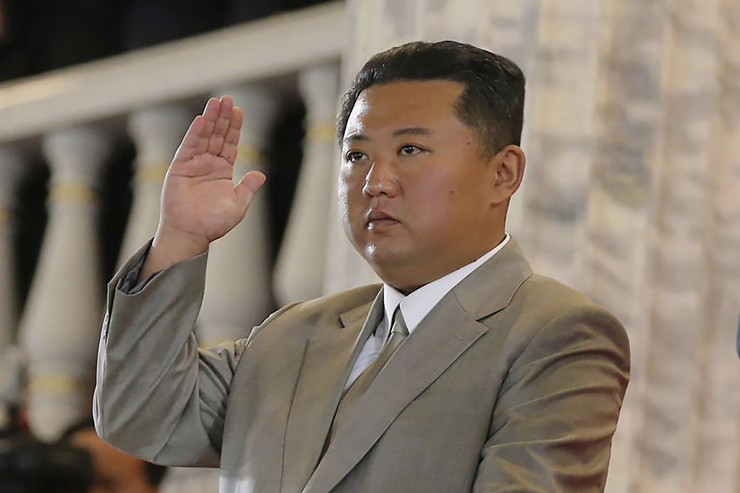 Kim Jong-un sõjaväeparaadil vägesid tervitamas.