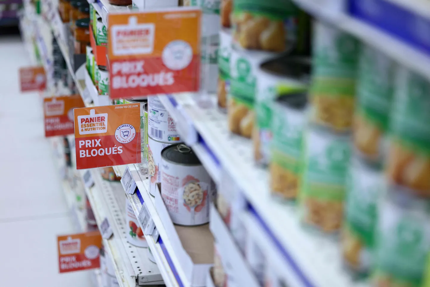 Французская розничная сеть Carrefour снизила цены на ряд товаров и ввела потолок цен по требованию правительства.
