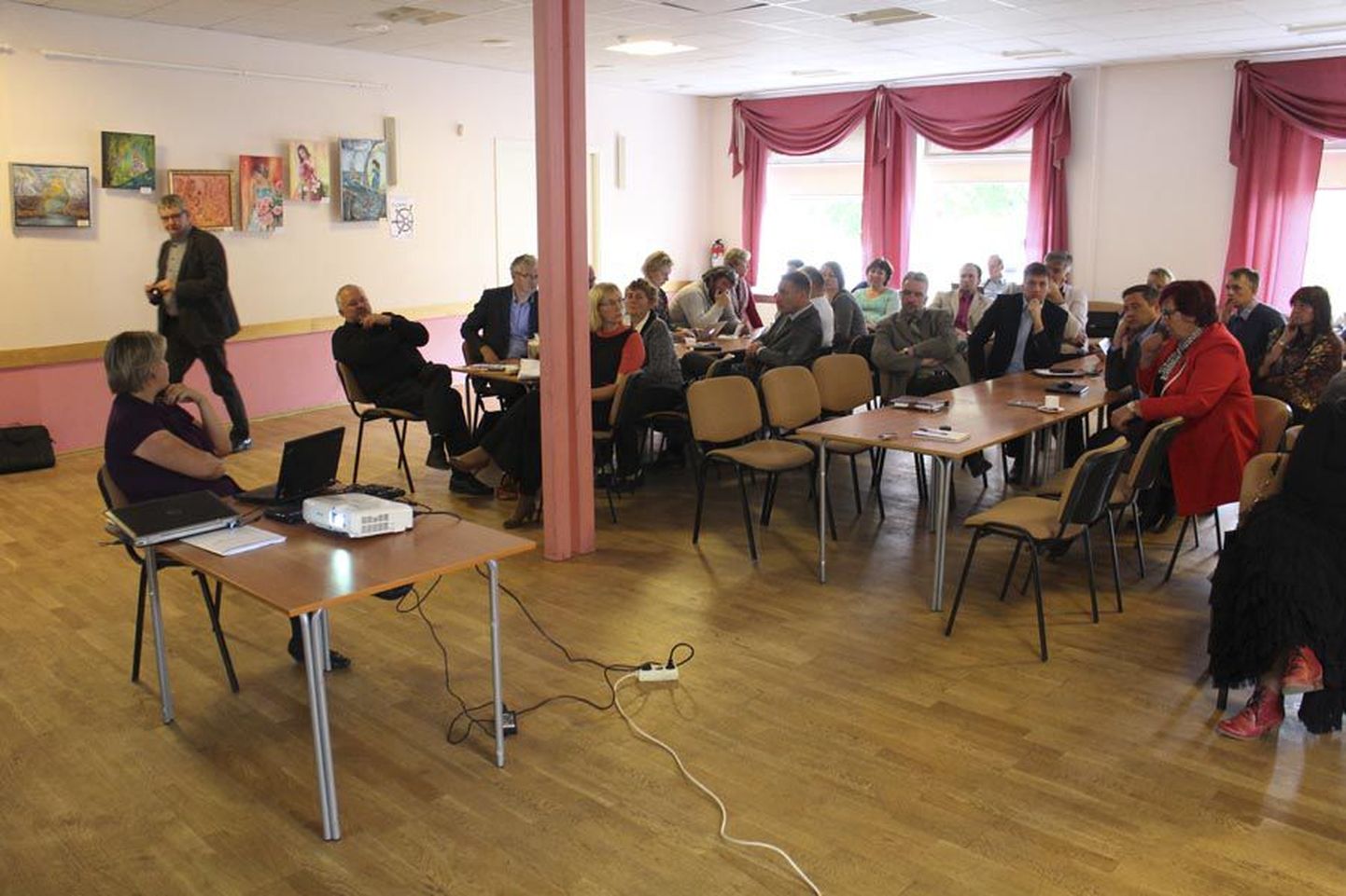 Võhmasse Viljandimaa omavalitsuste liidu korraldatud koosolekule oli sotsiaalministeeriumi esindajat kuulama tulnud kaheksa Viljandimaa linna ja valla esindajat 12-st. Korraldaja sõnul tõestas see, et huvi pagulasteema vastu on suur.