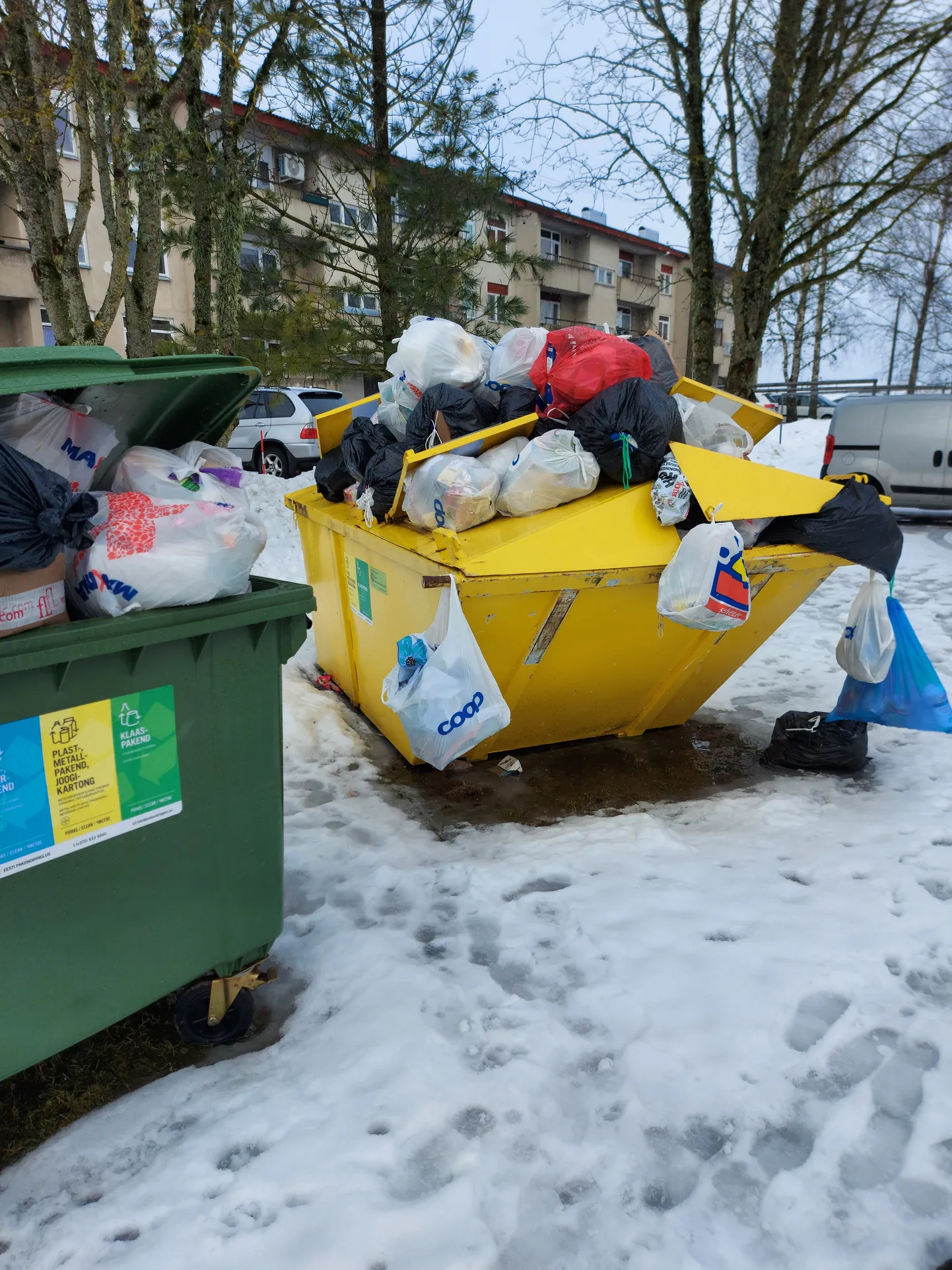 Pakendikonteinerid Väätsal Põllu tänaval.