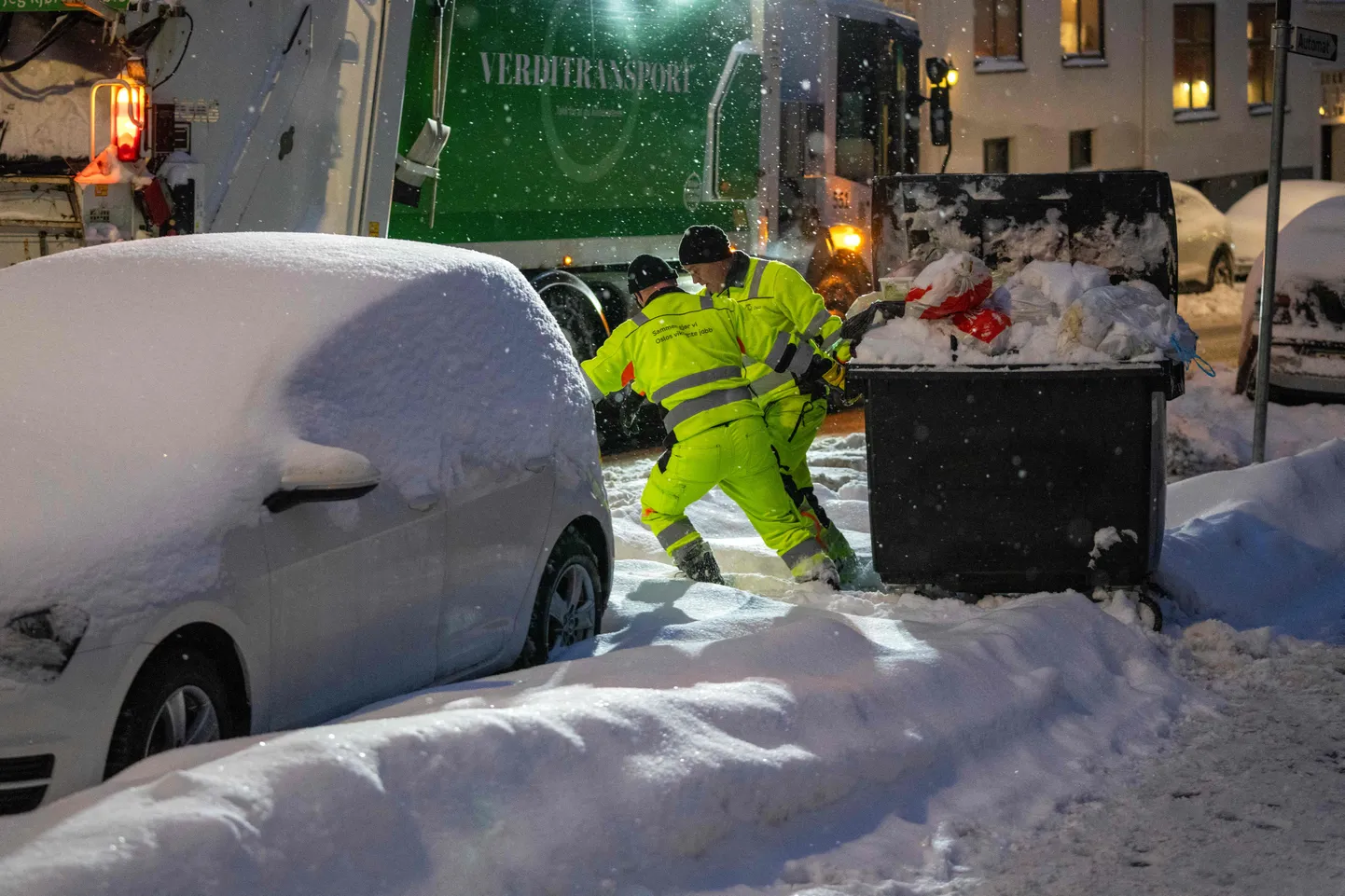 Prügivedajad toimetavad lumisel Oslo tänaval. Foto pole tehtud praeguse tormi ajal, vaid jaanuari alguses.