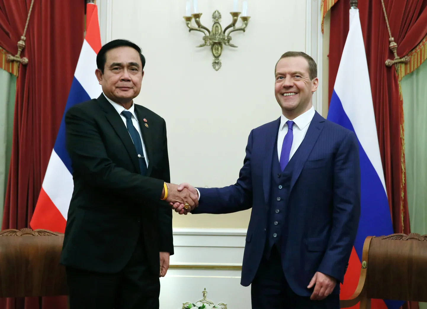 Venemaa peaminister Dmitri Medvedev ja Tai peaminister Prayuth Chan-ocha täna kohtumisel Sankt Peterburis.