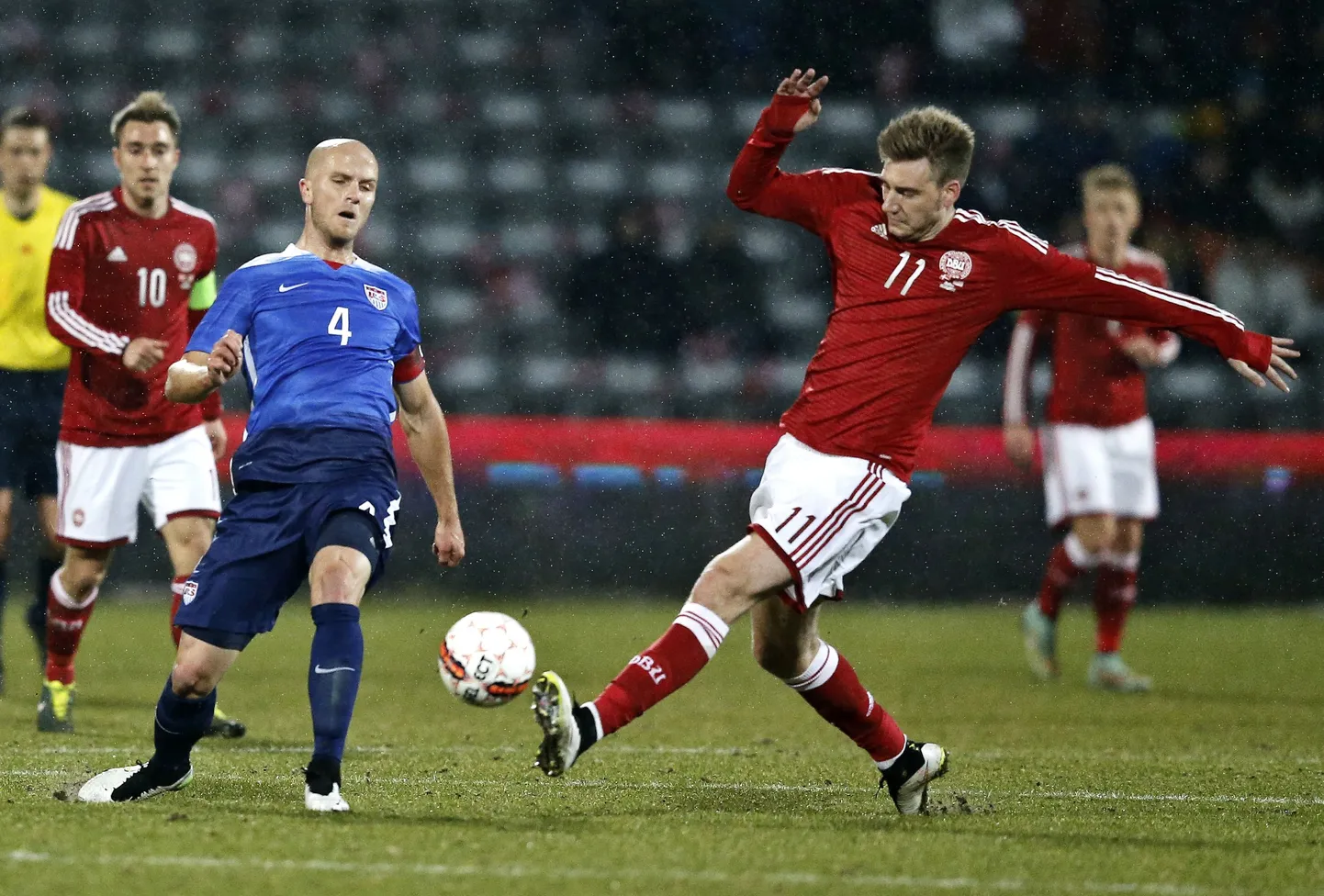 Nicklas Bendtner (paremal).