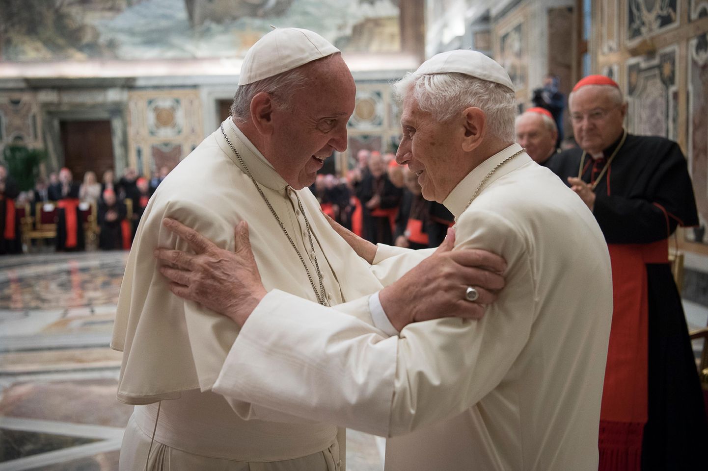 Paavst Francis, vasakul, ja Paavst Benedict XVI