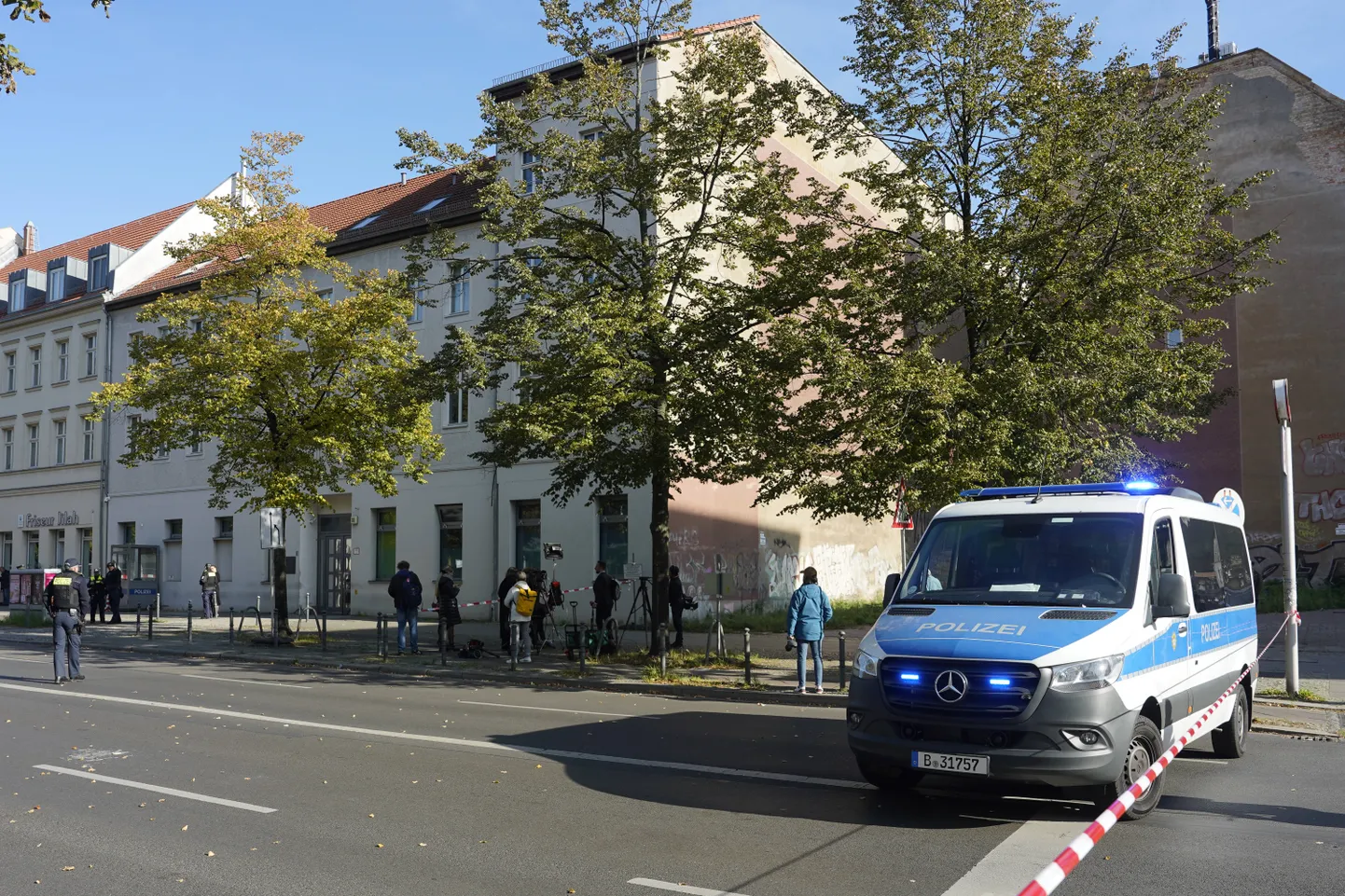 Politsei Kahal Adass Jisroeli juudikogukonna hoonekompleksi juures Berliinis.