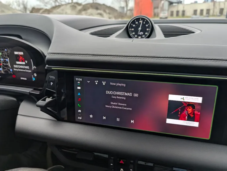 Porsche keskkonsooli ekraan polegi kuigi suur, ka rooli taga olev armatuurlaud on moodsalt ekraanipaneeliga kaetud. Nuppe leidub nende ümber samuti piisavalt. Käigunupp on kohe vasakul ekraani kõrval.