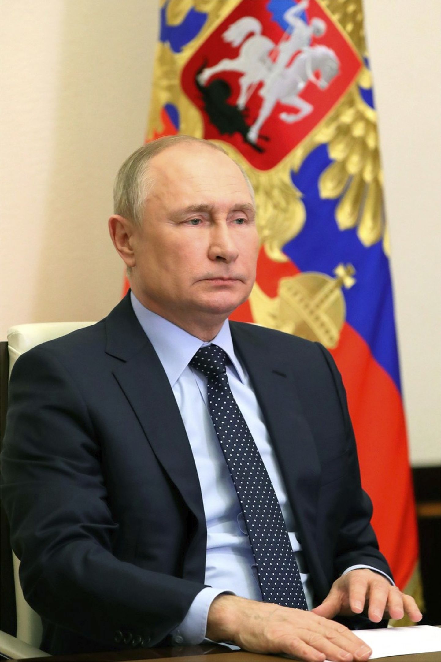 Venemaa president Vladimir Putin 15. aprillil 2022 Moskva-lähedases Novo-Ogarjovo residentsis videokonverentsil Venemaa julgeolekunõukogu liikmetega