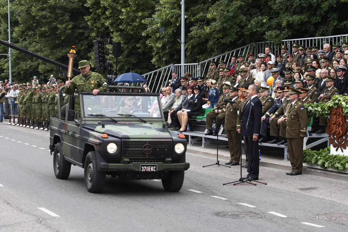 Kui 2011. aastal tervitas toonane president Toomas Hendrik Ilves võidutule toimkondi Vabaduse puiestee kesklinnapoolses servas, siis tänavu teeb president Kersti Kaljulaid seda tänava jõepoolses küljes. Publikul soovitavad korraldajad koguneda Keskparki ääristavate puude alla.