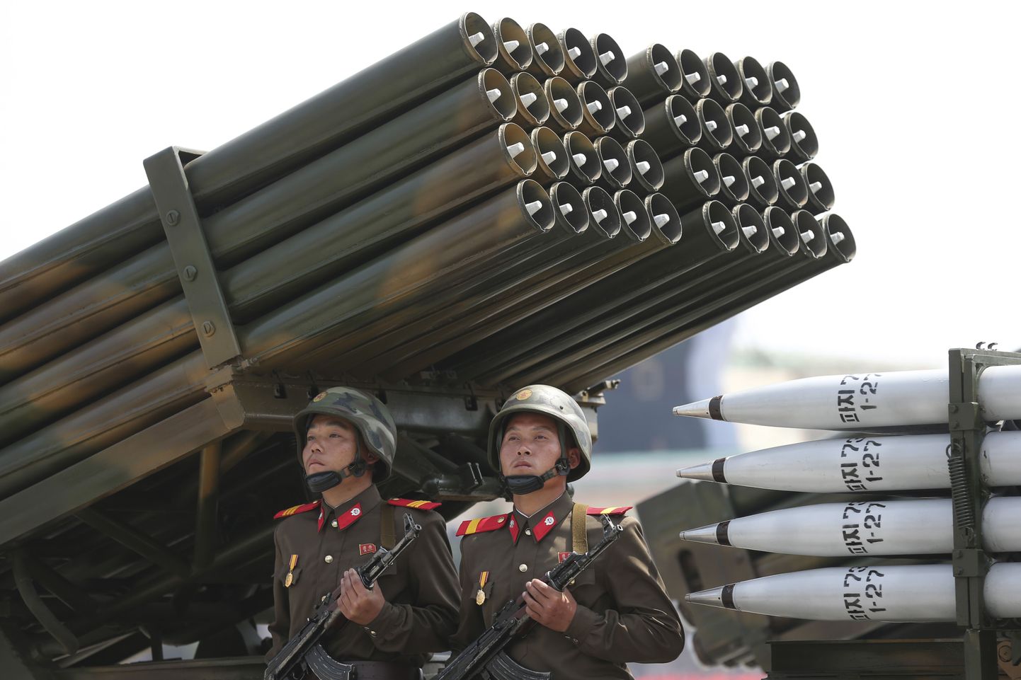 Põhja-Korea sõdurid erinevat tüüpi rakettide juures.