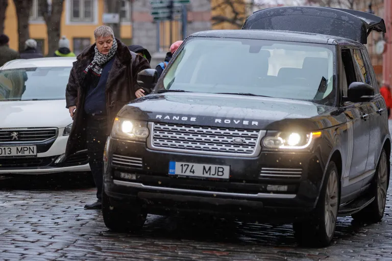 Fotol Eestimaa Ühendatud Vasakpartei nimekirjas parlamendivalimistel osalenud Oleg Ivanov ja tema 2013. aasta Range Rover.