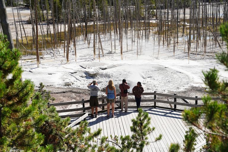 Turistid vataamas Yellowstone'i rahvuspargis Norrise geisrit