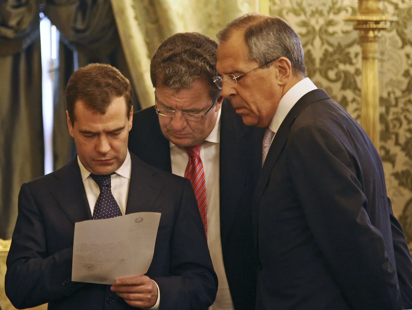 Vene president Dmitri Medvedev (vasakult), rahandusminister Aleksei Kudrin ja välisminister Sergei Lavrov täna Moskvas enne KJO tippkohtumist.