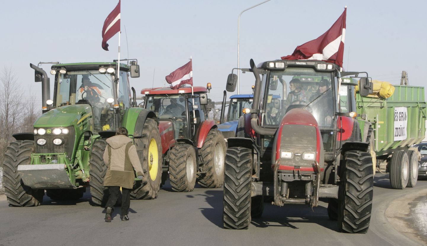 Põllumeeste protestiaktsiooni käigus blokeeriti tänavad traktoritega.