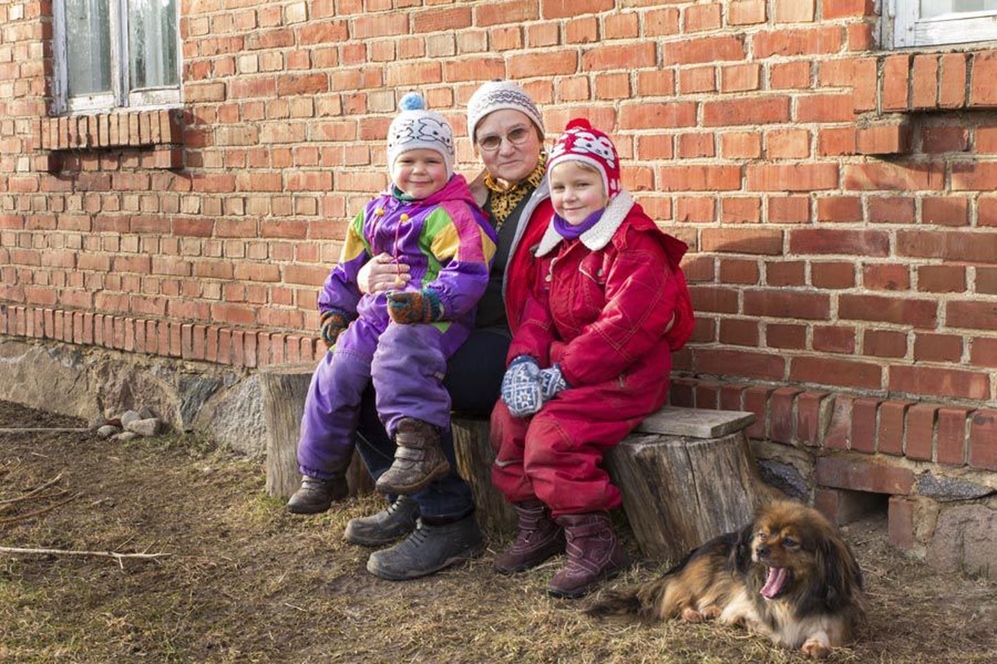 Kahest lotosõbrast oli nõus pildile tulema Niina Jüris, kes võttis kampa lapselapsed Kalmeri ja Pireti ning koer Manni.