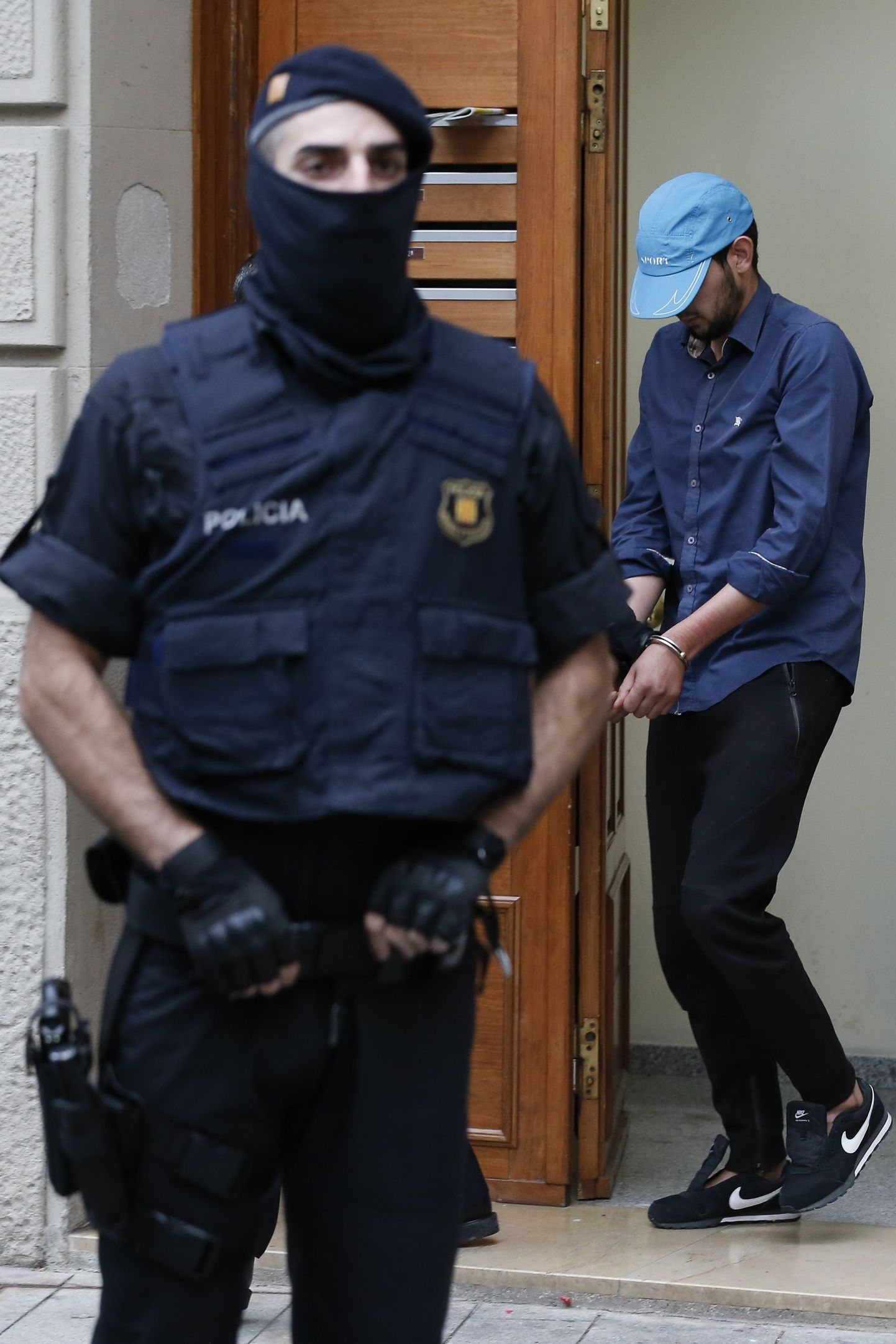 Hispaania julgeolekutöötjad ühe arreteeritud kahtlusalusega.