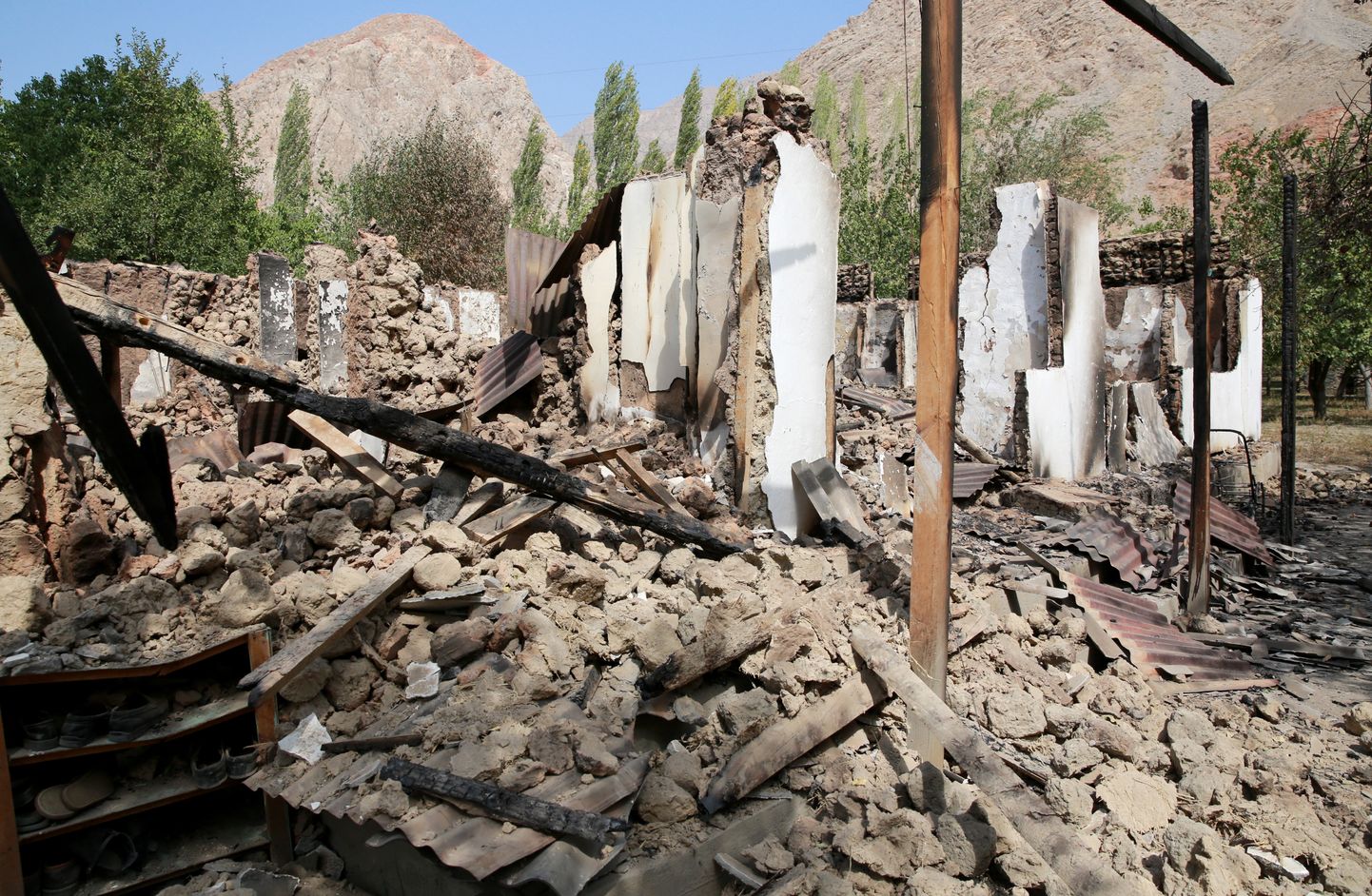 Разрушения на границе Кыргызстана и Таджикистана.