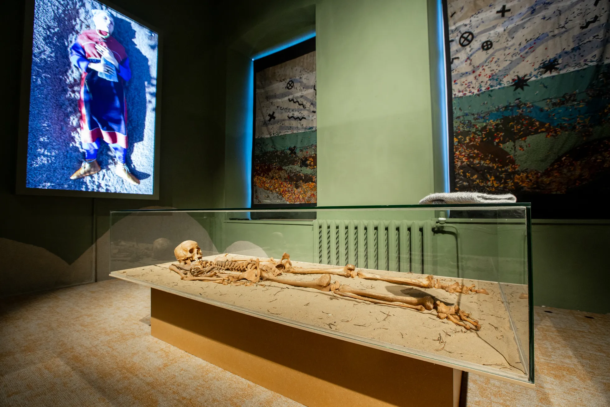 Vadjalanna skeleti taustal näeb temast 3D-animatsiooni, mis on Iisaku kihelkonna muuseumi uue püsinäituse üks rosinaid.