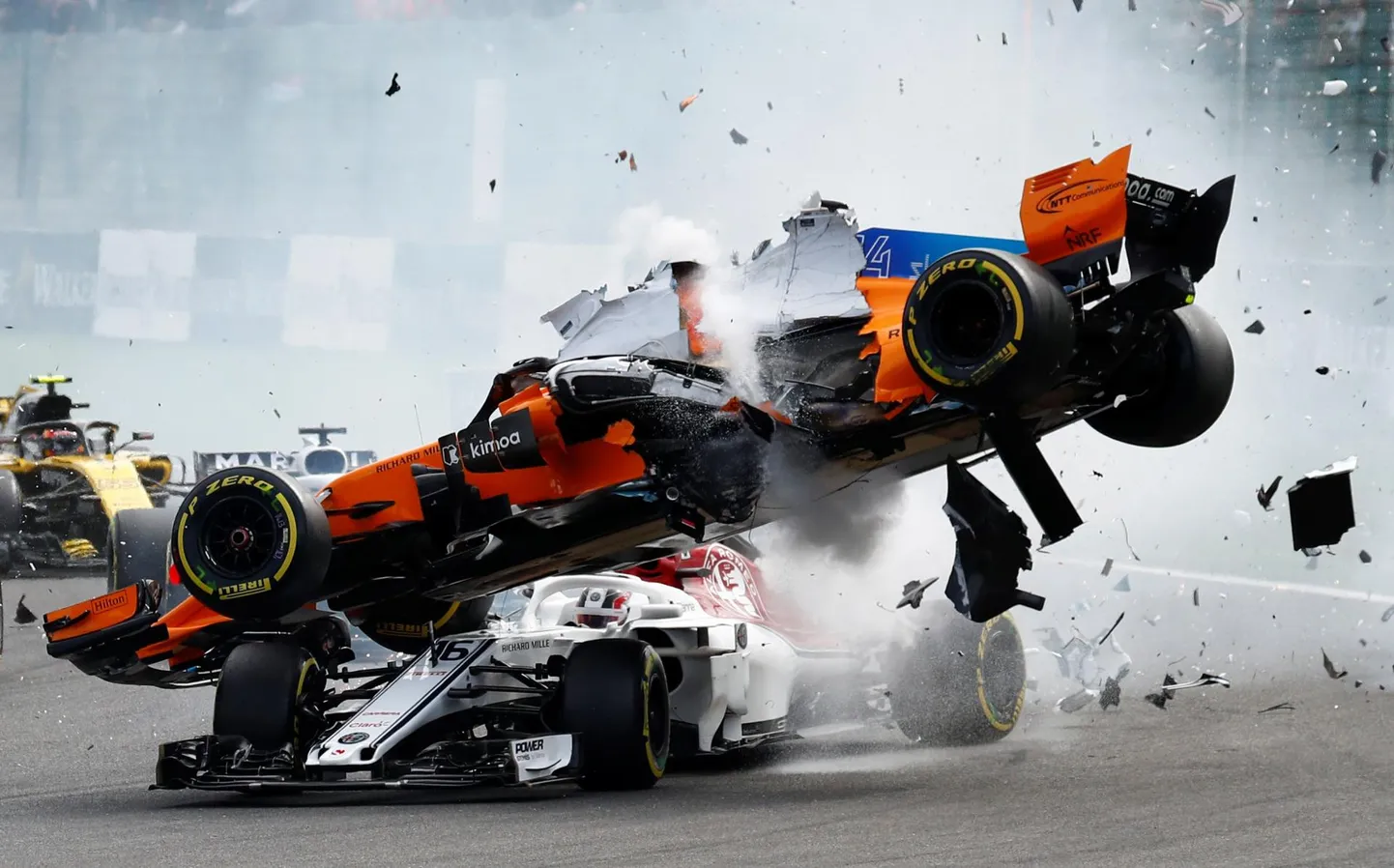 Charles Leclerc pääses hirmuäratavast avariist tänu turvapuurile terve nahaga.