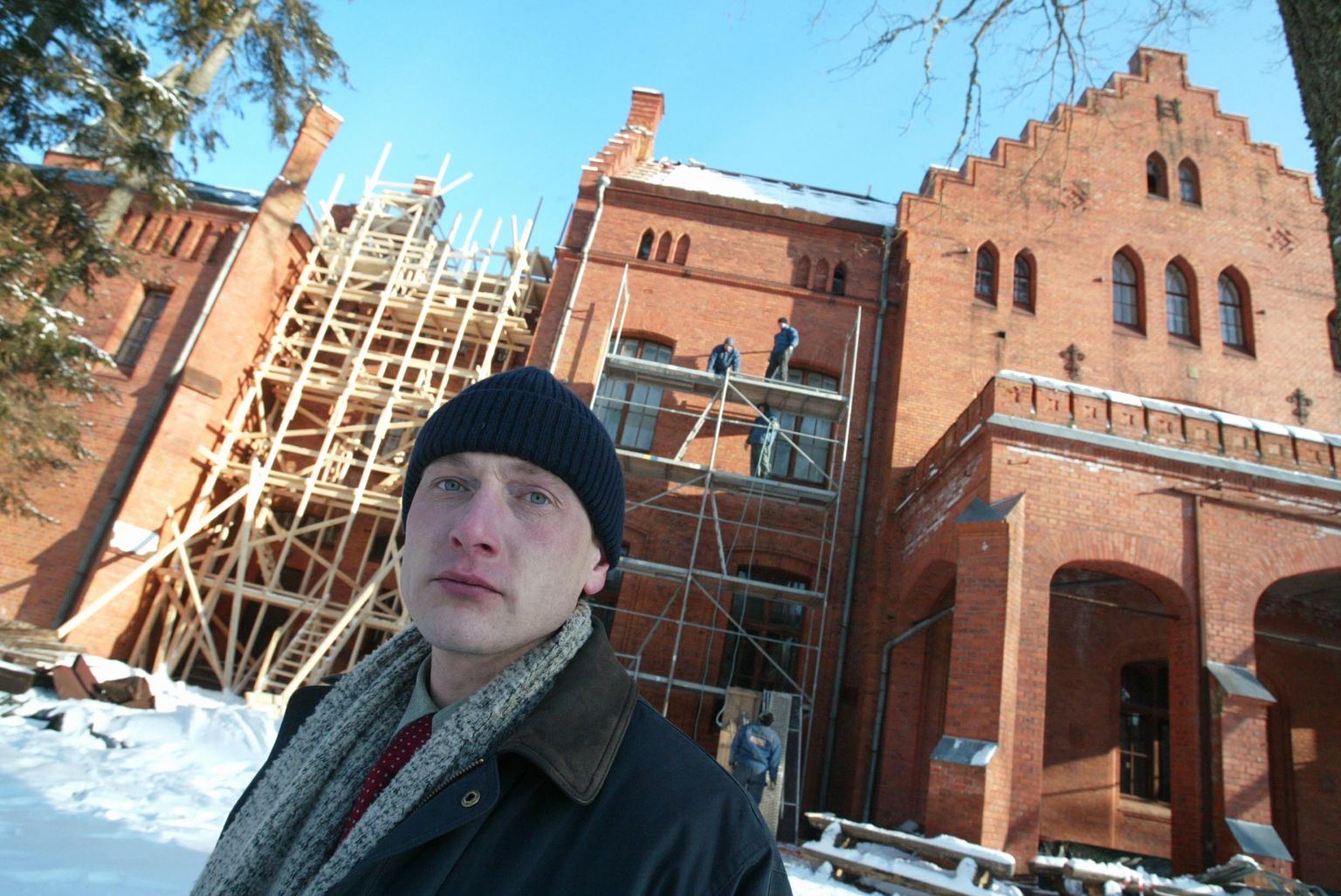 OÜ Lossihaldus juhatuse esimees Heiki Moltsaar, Sangaste lossis vahetati parasjagu katust ja aknaid.