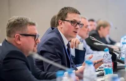 Gazpromi esindaja Dmitri Handoga vastab ajakirjanike küsimustele. Foto: