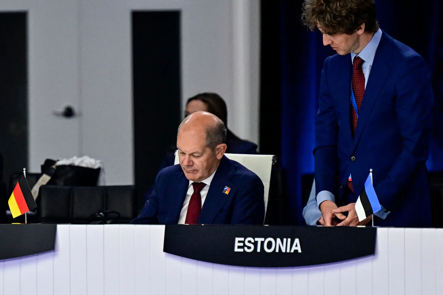 Saksamaa liidukantsler Olaf Scholz (vasakul) allkirjastamas NATO innovatsioonifondi dokumente. Foto tehtud 30. juunil Madridis toimunud NATO tippkohtumisel.
