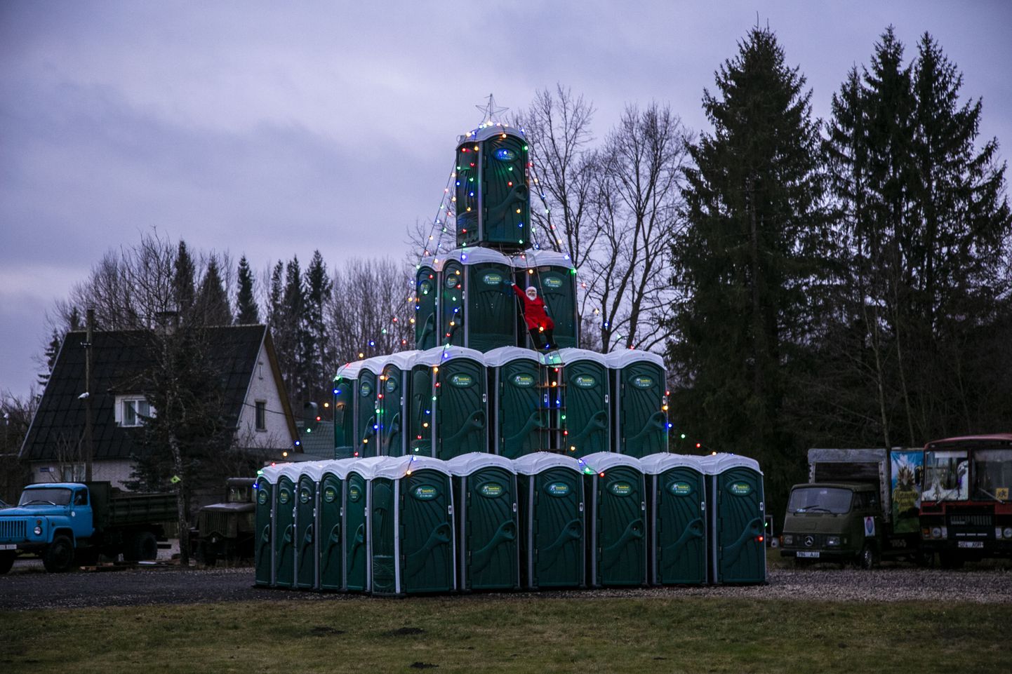 Häda ei anna häbeneda! Tartu poolt Võrru sissesõidul loob eripärast jõulumeeleolu välikäimlatest kuusepuu.