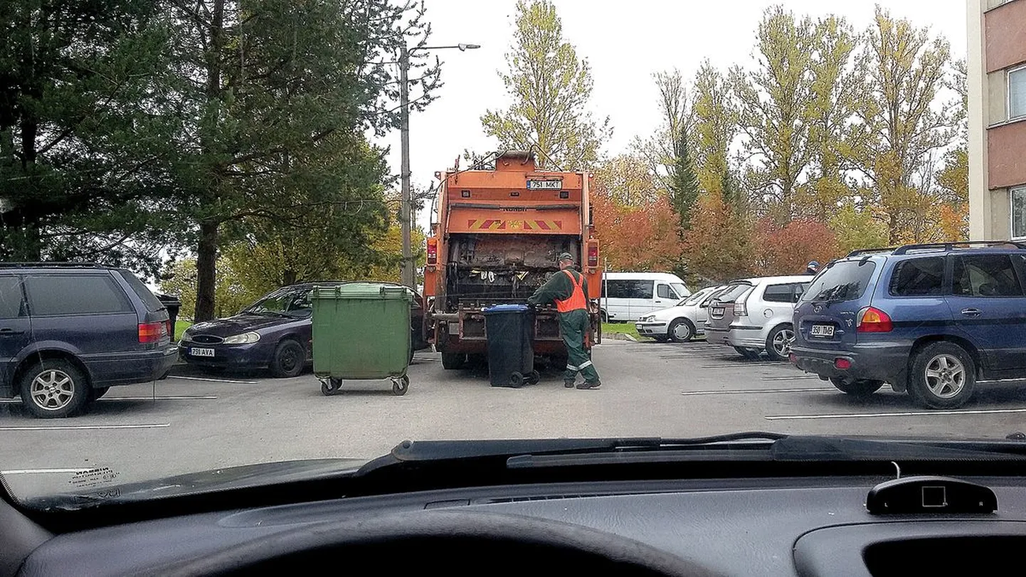 Ravila 72 maja juures kallati prügiautosse olmejäätmete konteiner ja samasse tühjendati ka biojäätmete kast.