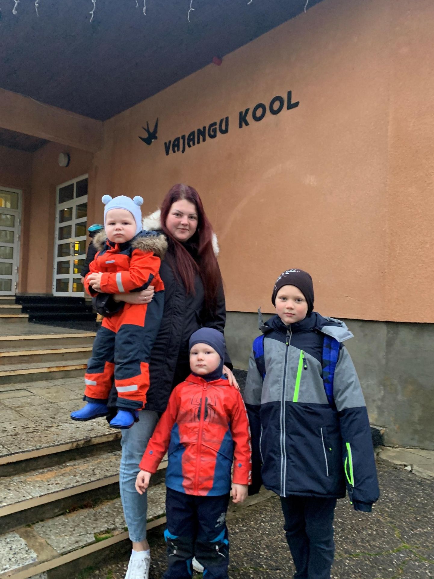 Kristjan Rässa abikaasa Kristina ning lapsed Kenneth (7), Kristofer (3) ja Oliver (2) Vajangu koolimaja ees.