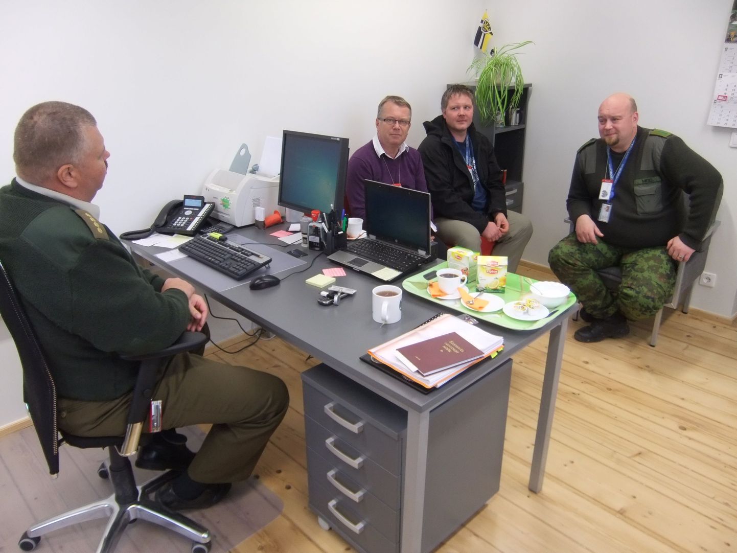 Esmaspäeval kohtusid Viru maleva pealik kapten Rein Luhaväli, Urmas Tamm ja küberkaitseüksuse esindajad, et arutada
loodava küberkaitseüksuse plaane