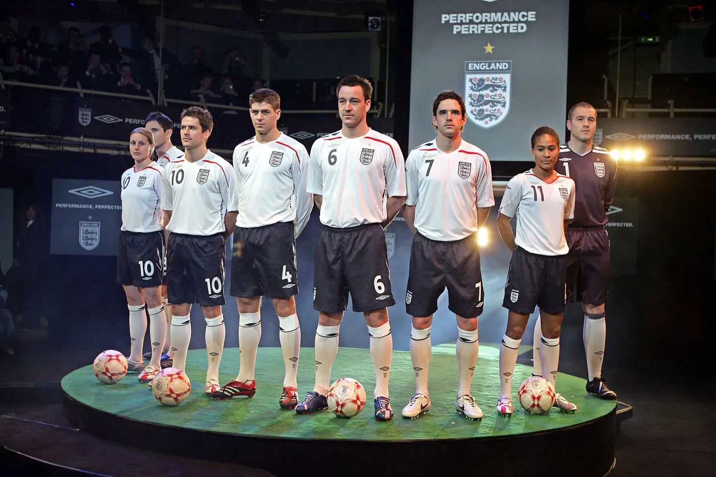 Frank Lampard, Kelly Smith, Michael Owen, Steven Gerrard, John Terry, Owen Hargreaves, Rachel Yankey ja Paul Robinson Inglismaa koondise uue jalgpallivarustuse esitlusel.