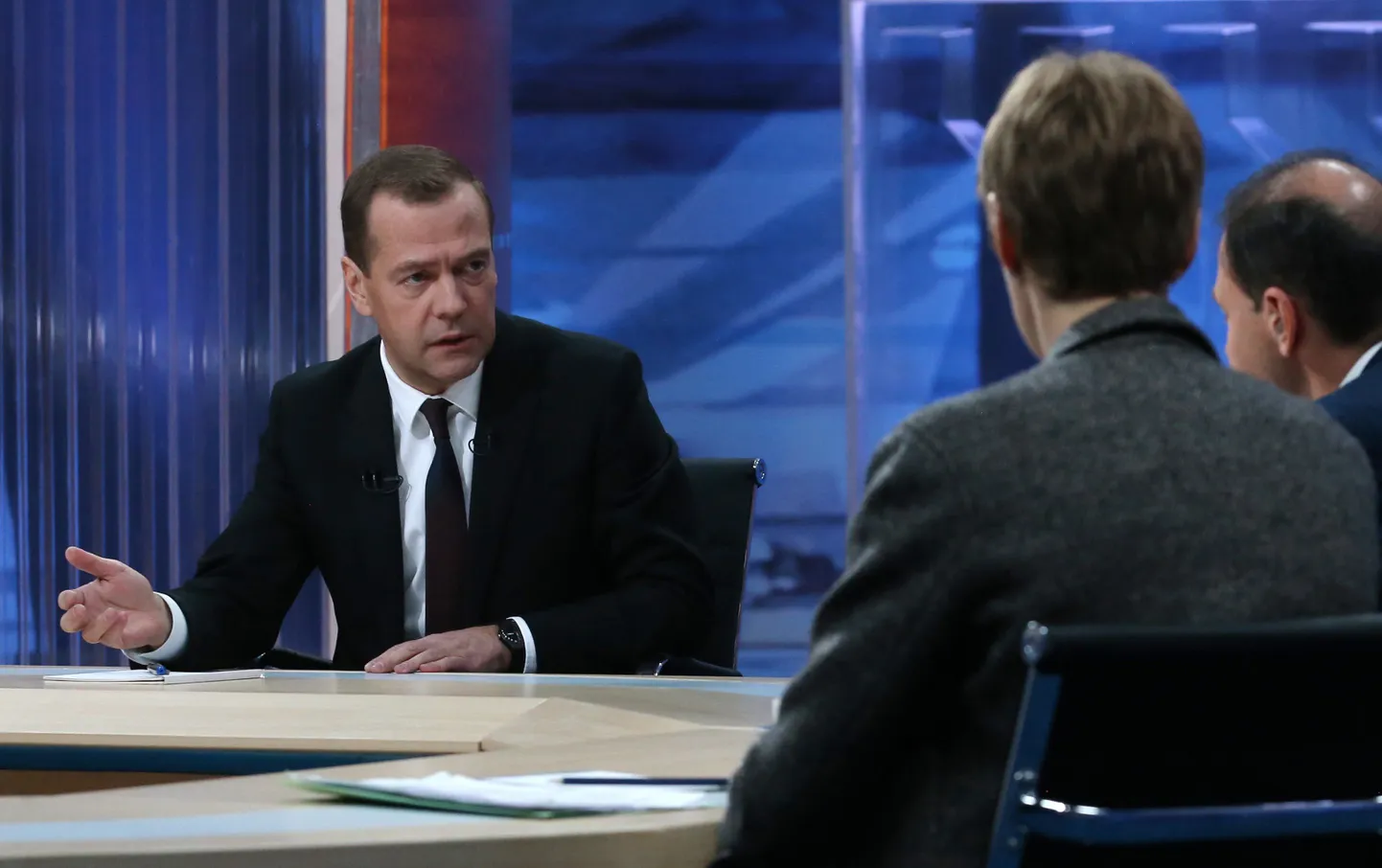 Дмитрий Медведев общается с журналистами.
