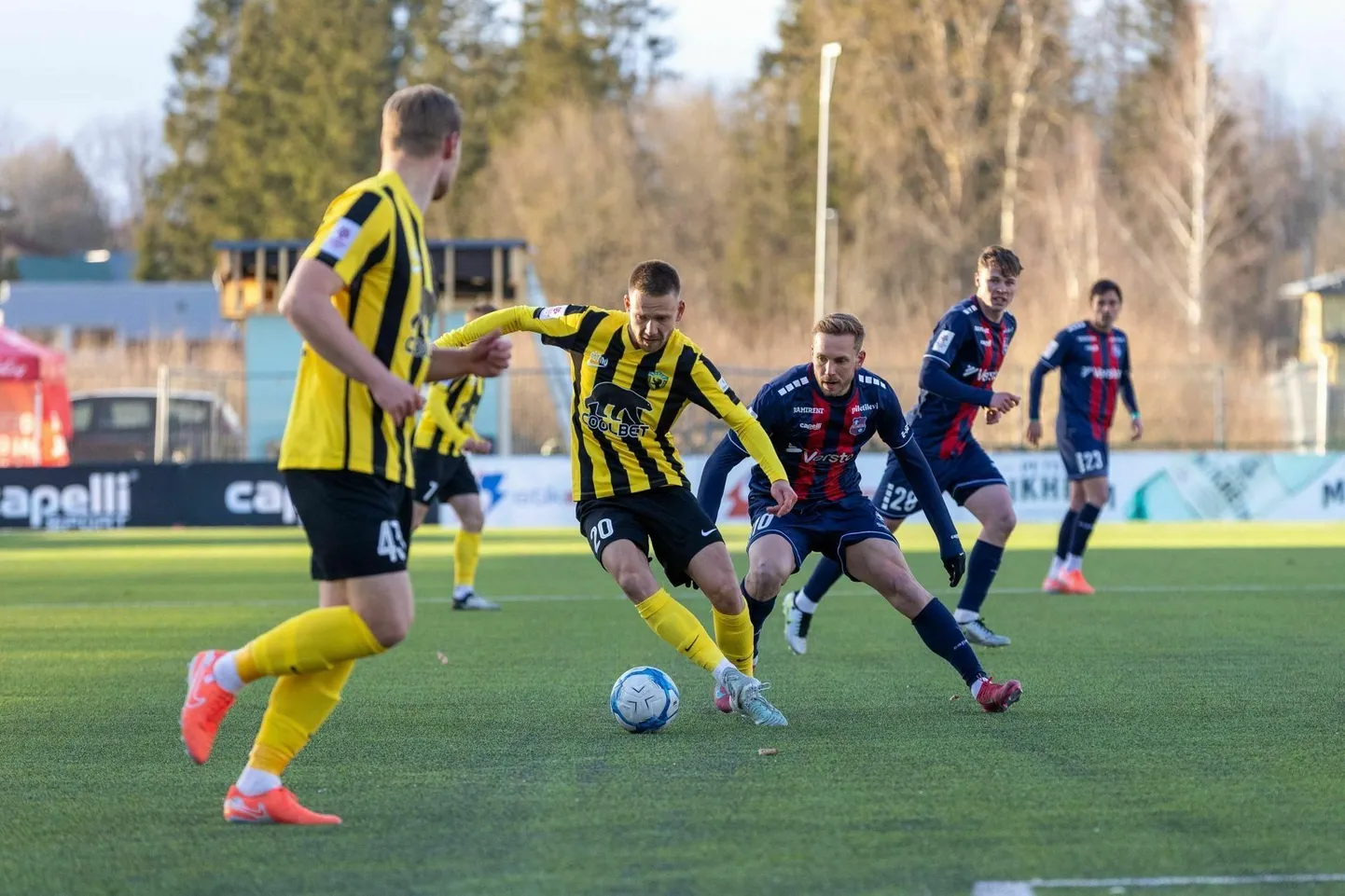 Henri Väljale (palliga) näidati Pärnu ja Paide lahingus punast kaarti.