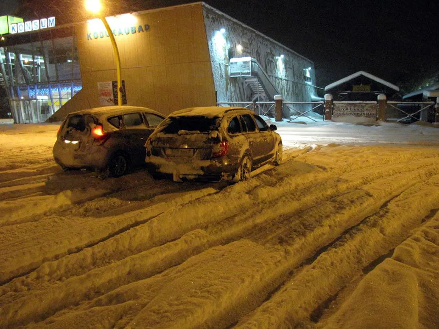 Kõige paksem lumi lasus Viljandis 27. detsembri õhtul. Pildil on lumme mattunud turuesine parkimisplats.