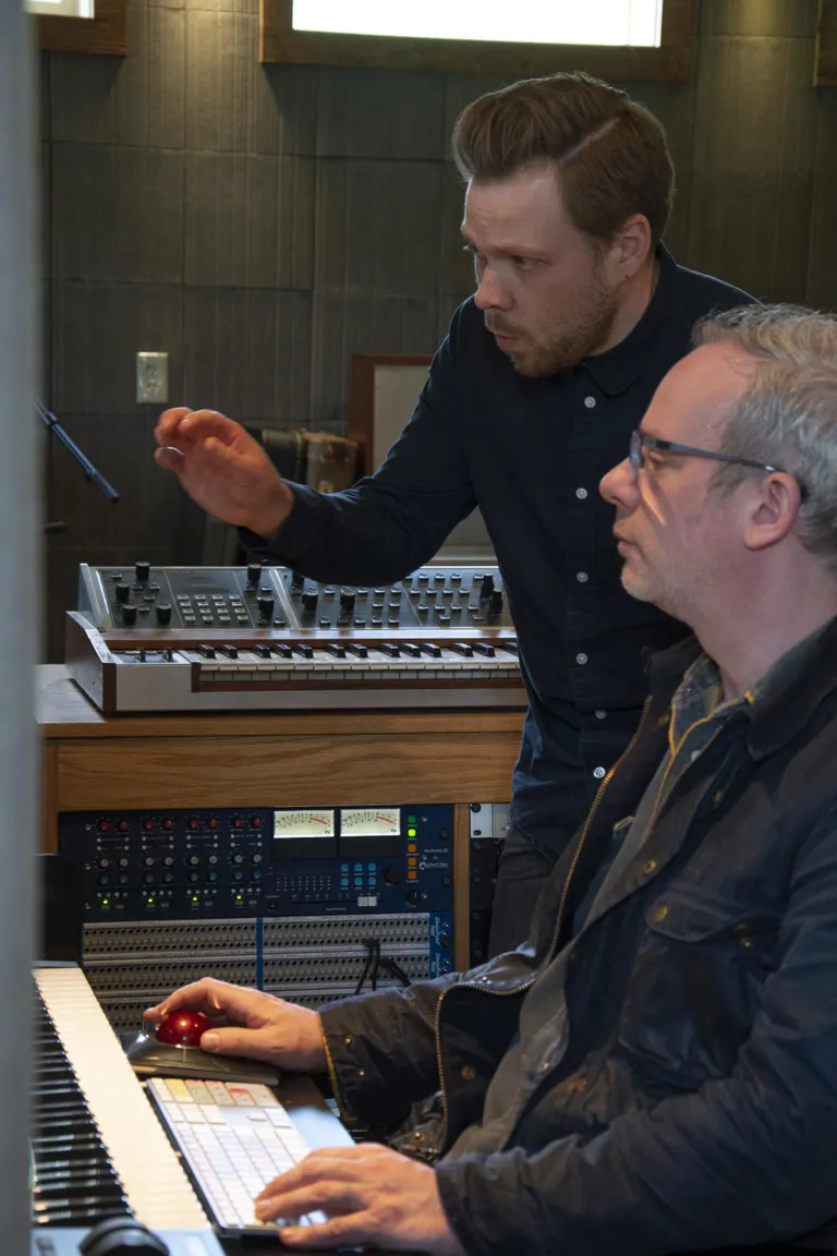 Multiinstrumentalist, trummar ja produtsent John McEntire (esiplaanil) on aidanud valmida selliste bändide nagu Stereolab, Bright Eyes, Broken Social Scene ja paljude teiste albumitel. Temaga koos töötamine oli üks Rein Fuksi unistustest.
