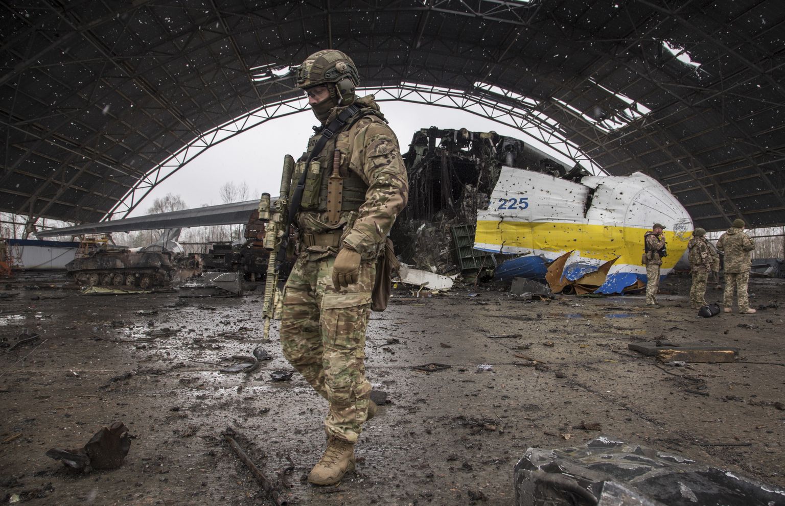 Ukraina sõdurid 3. aprillil Hostomeli lennujaamas maailma suurima lennuki Antonov An-225 Mrija jäänuste juures