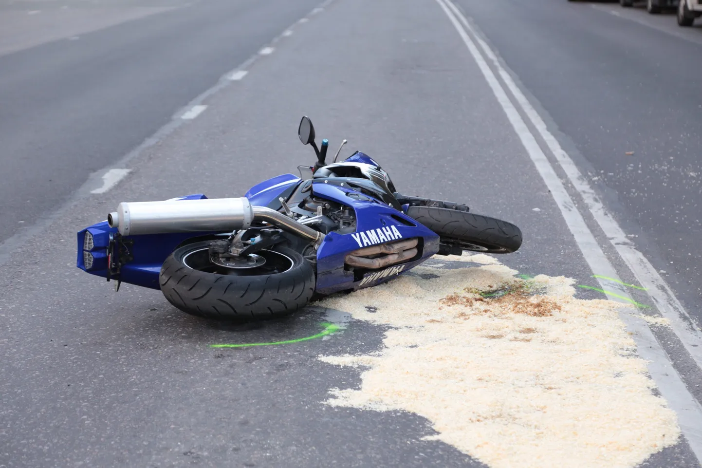 Мотоцикл на дороге после аварии. Фотография носит иллюстративный характер.