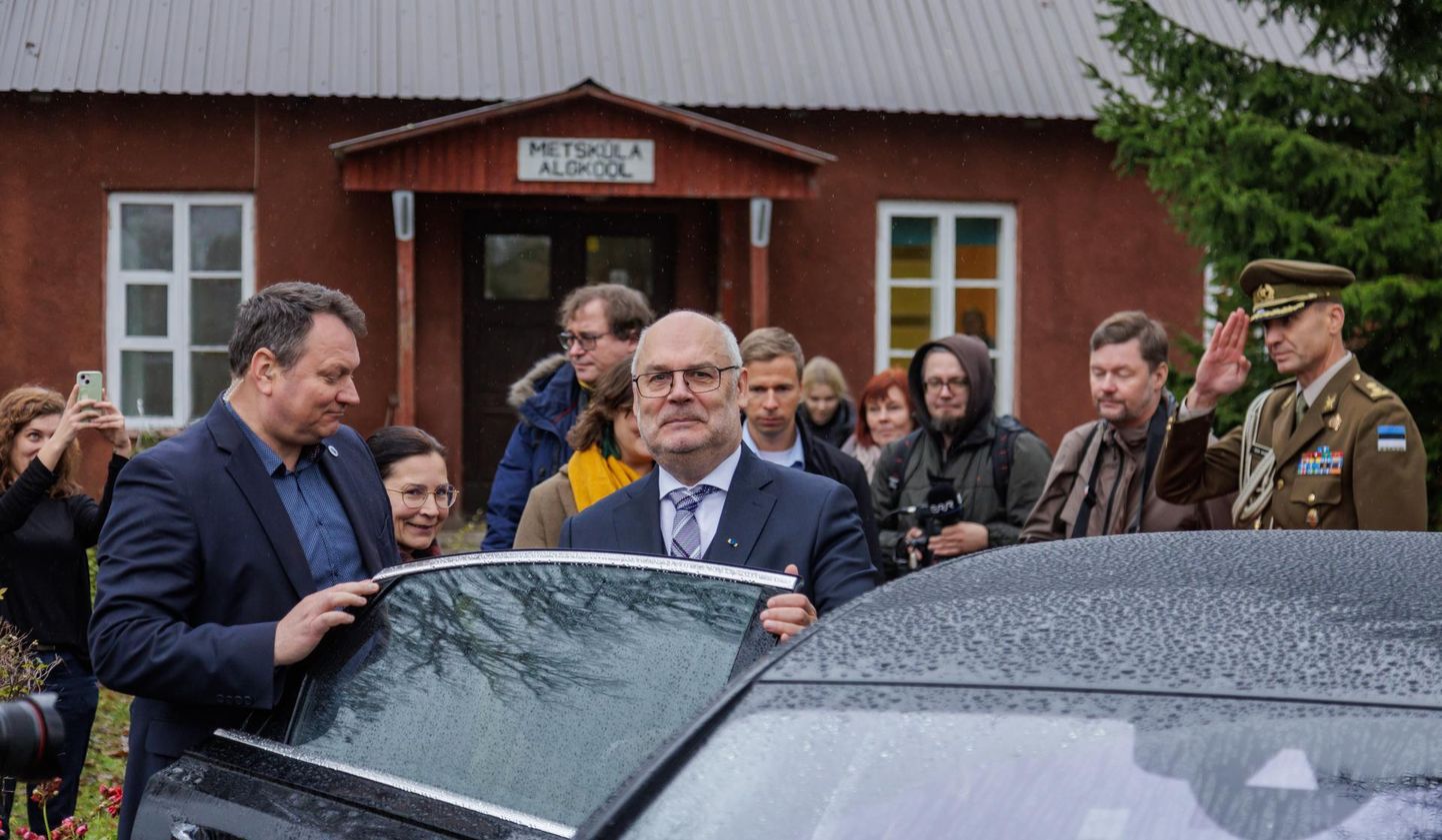 Esmaspäeval käis president Alar Karis Metsküla koolis ja kutsus teisipäevaks Lääneranna vallajuhid Kadriorgu kooli saatusest rääkima.
