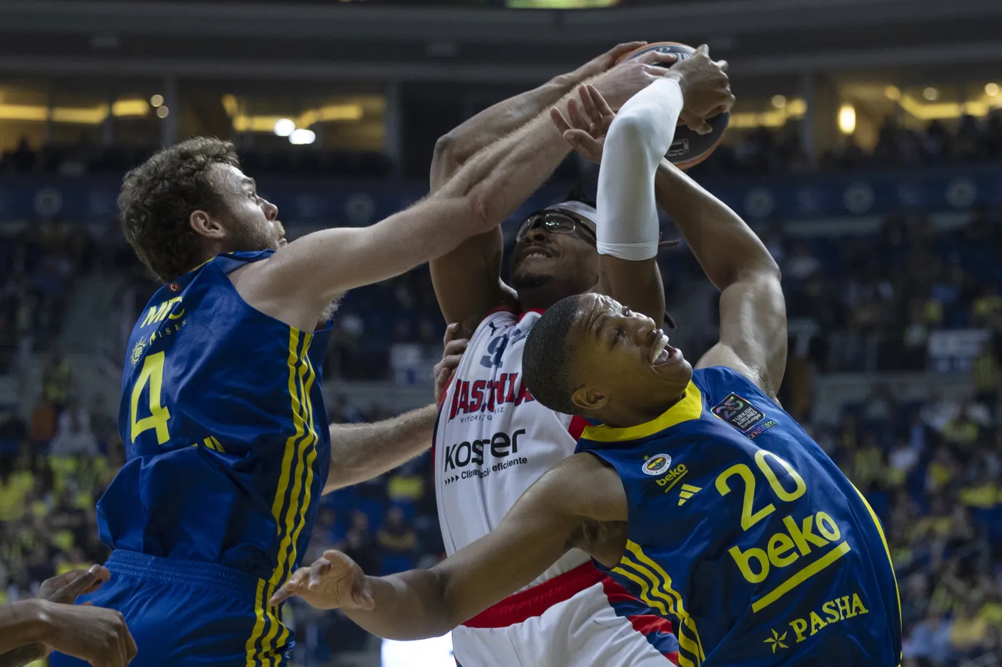 Baskonia meeste rammust (valges) jäi Fenerbache vastu väheks.