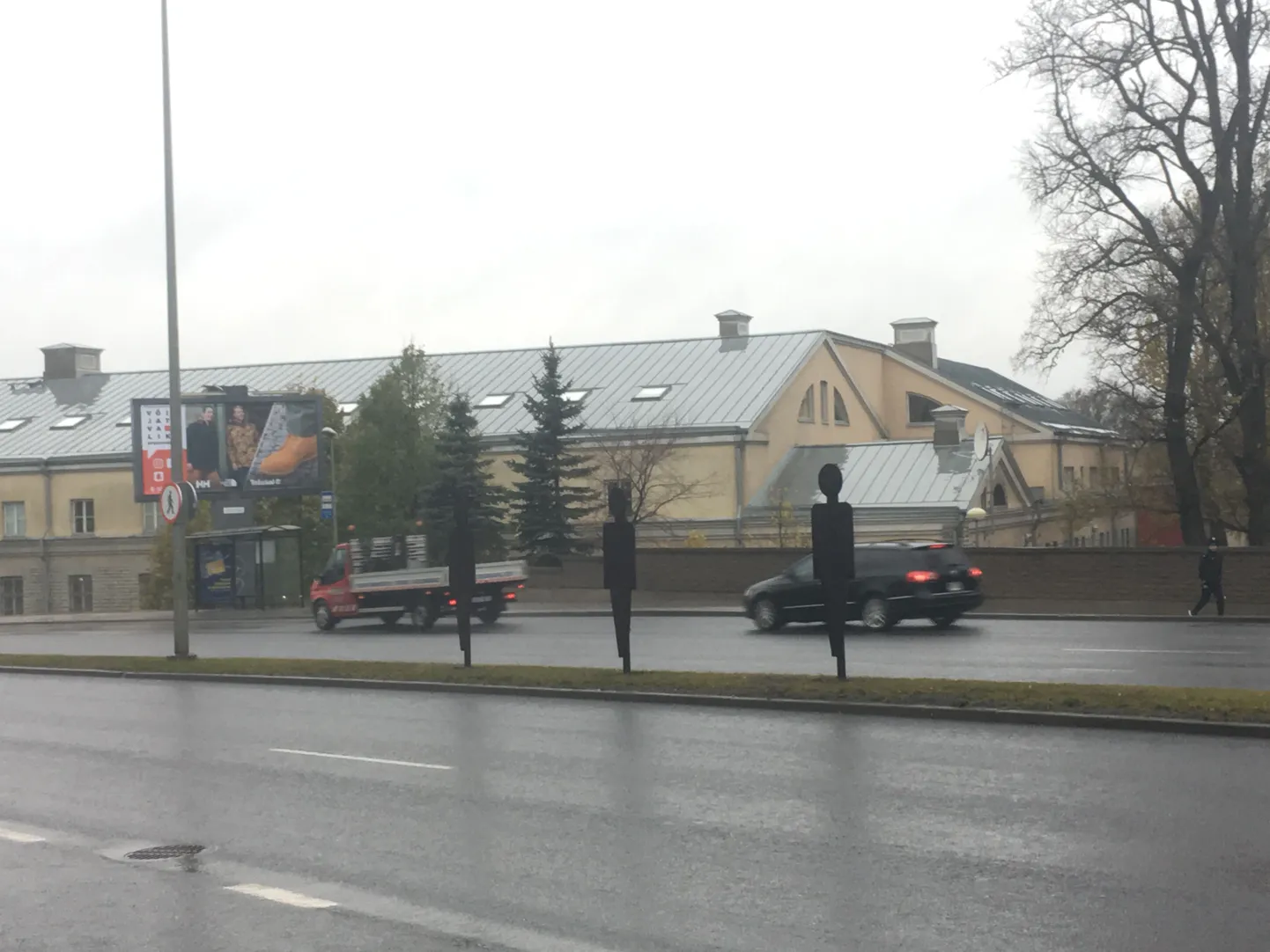 Liiklusõnnetustes hukkunuid markeerivad siluetid Tammsaare teel