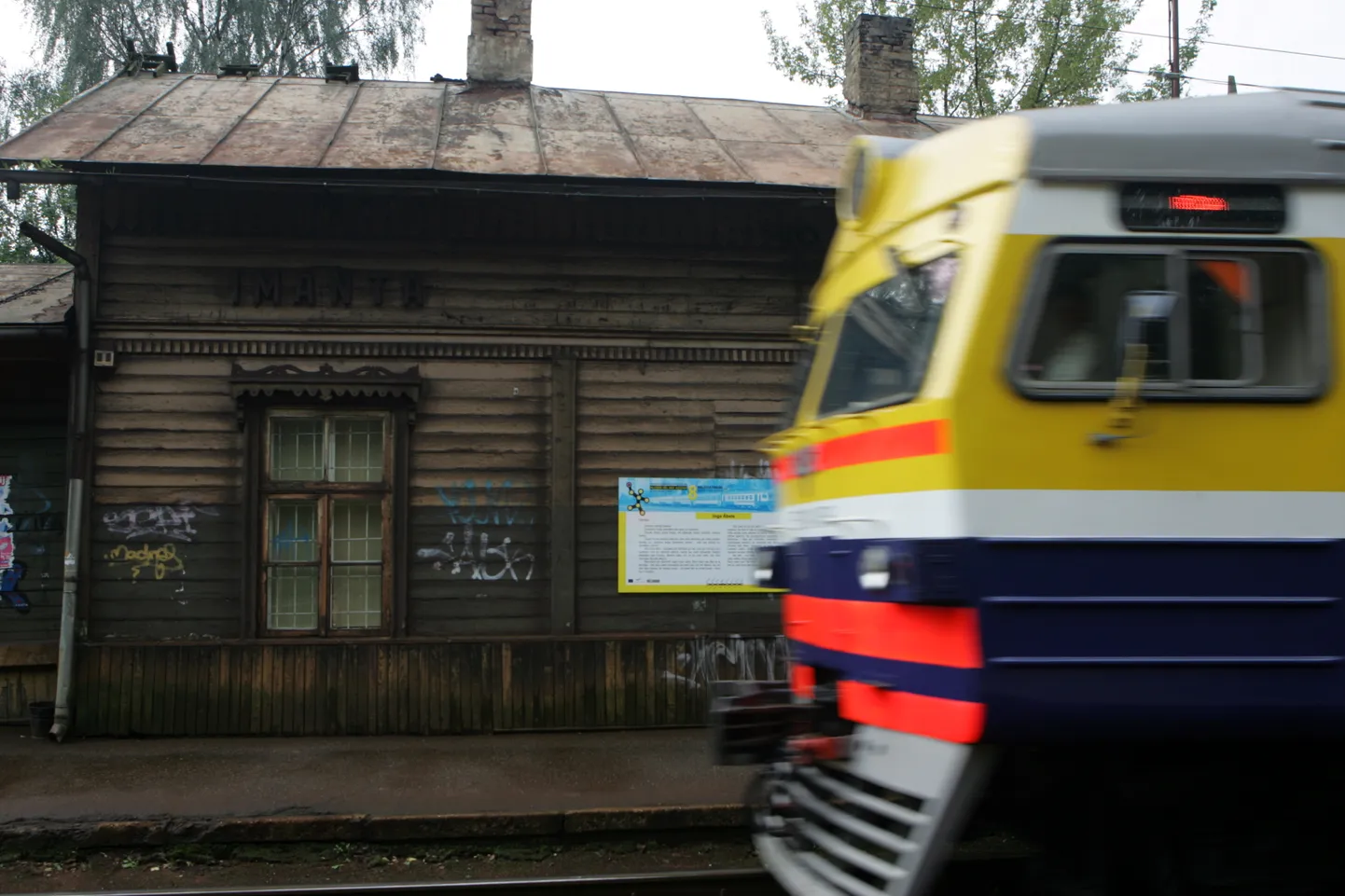 Vilciens dzelzceļa stacijā "Imanta".
