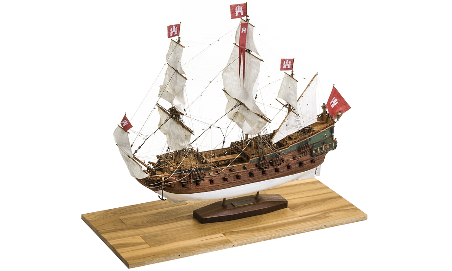 Один из экспонатов выставки «Маленькие корабли, великие мастера»: модель парусника Wapen von Hamburg (изготовлена Юрием Журбой)
