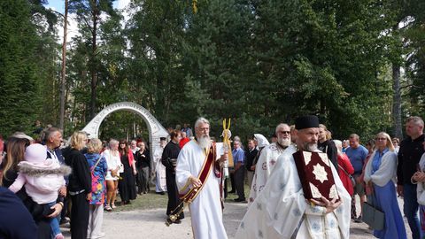 KIRIKUST SIMMANILE ⟩ Paasapäev täitis rahvaga nii kiriku kui ka kalmistu