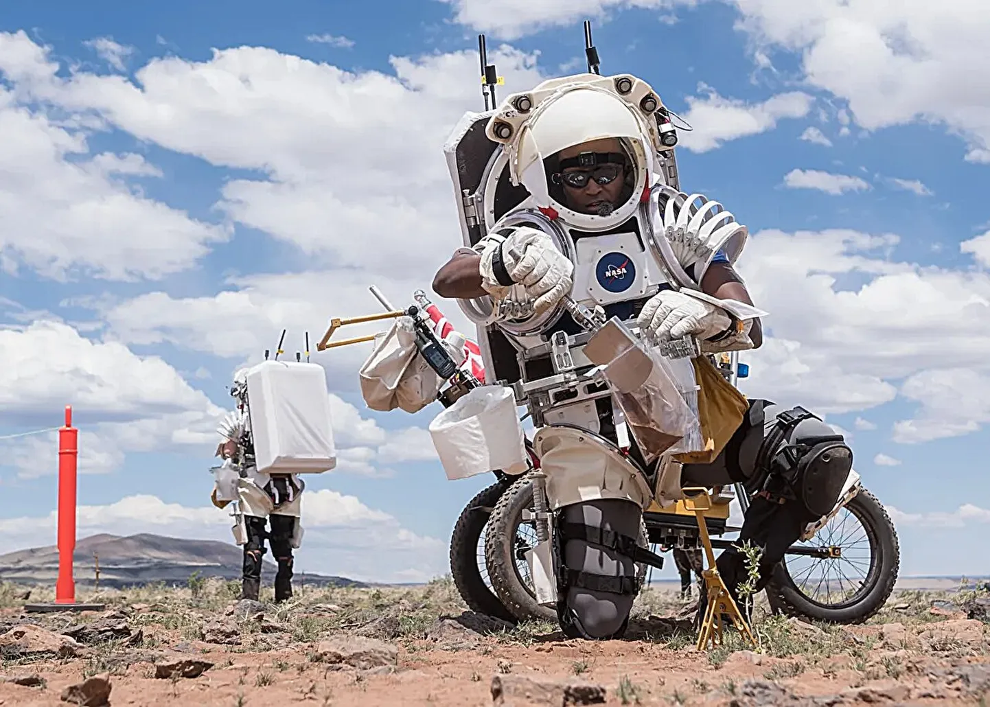 NASA astronaut Andre Douglas kogub Arizonas simuleeritud Kuul käigul pinnaseproove.